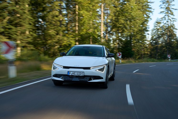 kia-all-new-ev6-baseline-my25-snow-white-pearl-outdoor-dynamic-print-3600x2400-004.jpg