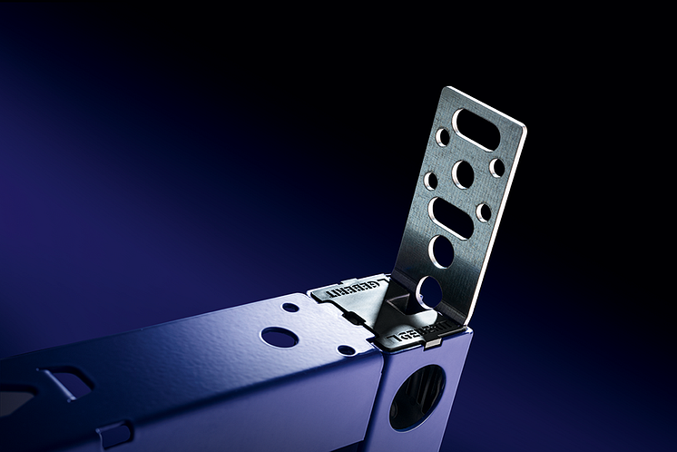 2025 Duofix pull-out side fastening close-up beauty shot.png