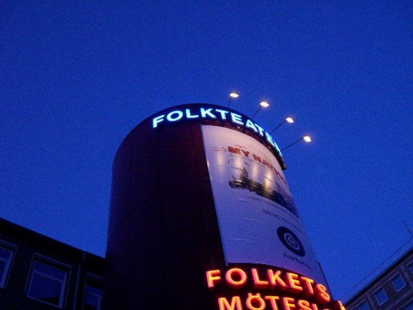 Folkteatern i kvällsljus