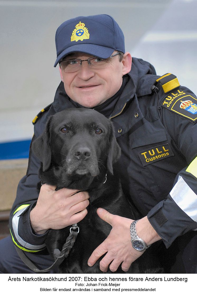 Årets Narkotikasökhund 2007 Ebba och hennes förare Anders Lundberg