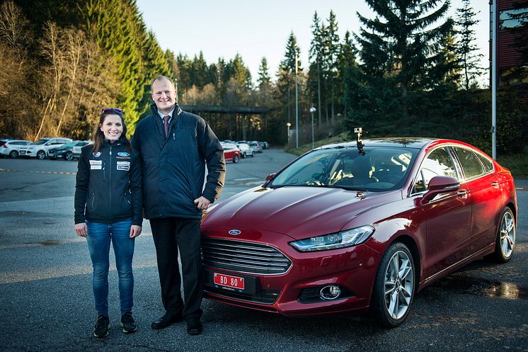 Samferdselsminister Ketil Solvik-Olsen møtte racerfører Molly Pettit til promilleduell i nye Ford Mondeo