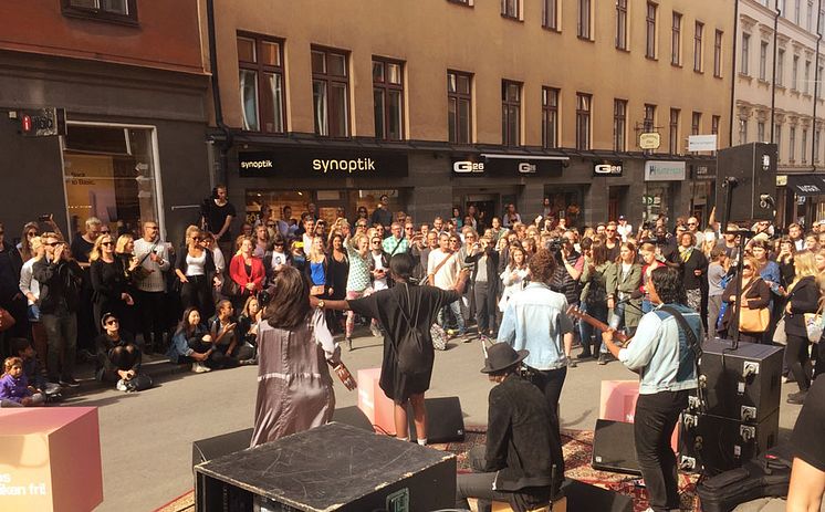Sabina Ddumba spelar oannonserat på Götgatsbacken i Stockholm