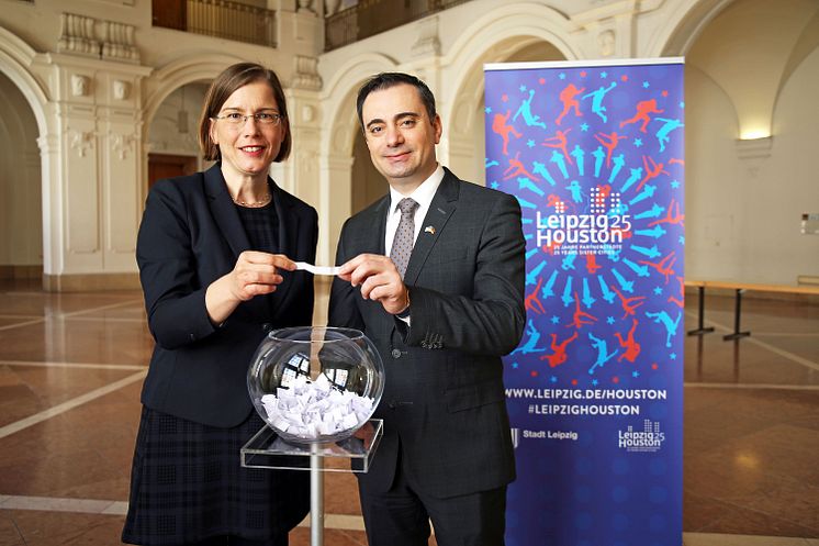 Dr. Skadi Jennicke und Timothy Eydelnant bei der Verlosung im Neuen Rathaus