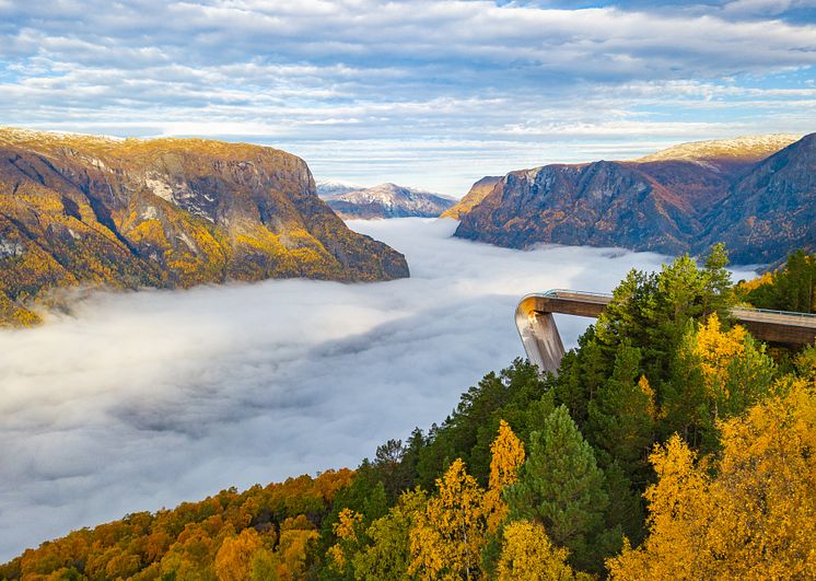 En fjord av tåke under Stegastein