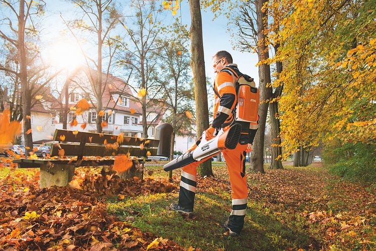 Batteridriven lövblås BGA 100 i arbete