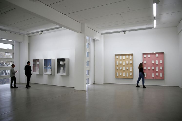 Ausstellung VITRINEN von Andreas Schmitten in der G2 Kunsthalle (Laufzeit: 27.1.-14.5.2023)