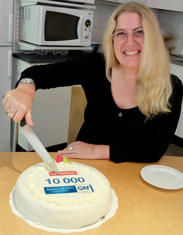 Heléne Karlsson skär tårtan