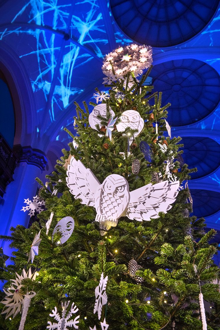 Nordiska museets julgran 2019 med dekorationer av Bea Szenfeld