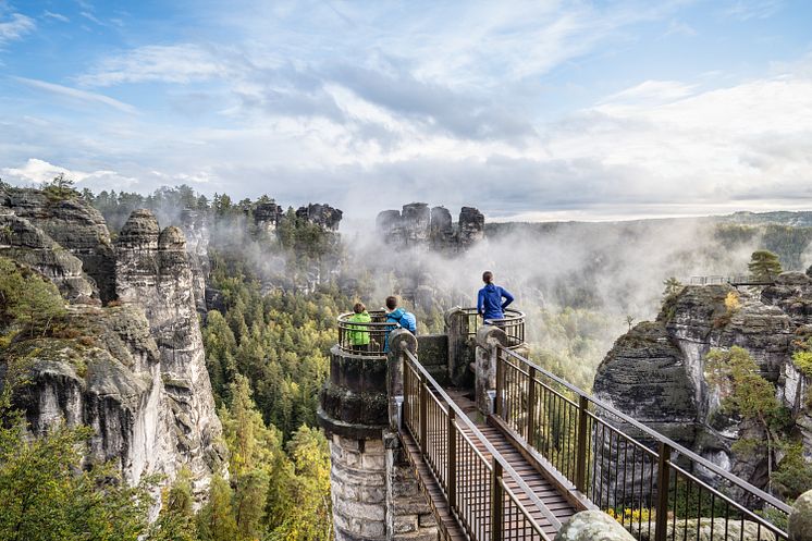 Lohmen_Familie_auf_der_Bastei_in_der_Sächsischen_Schweiz.jpg
