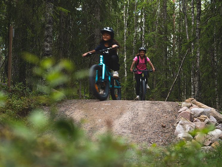 Mamma barn stigcykling Sälen.jpg