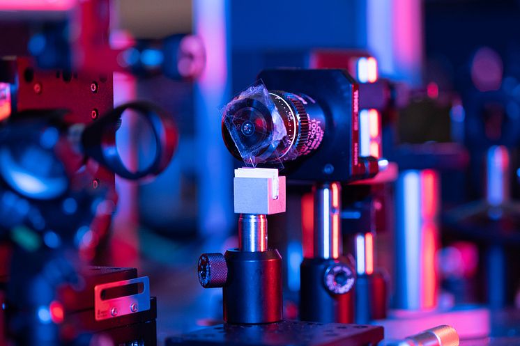 Foto del microscopio ad impulsi laser realizzato presso il Dipartimento di Fisica del Politecnico di Milano1