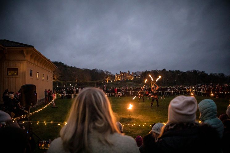 Den populära eldshowen är ett kärt inslag på julmarknaden