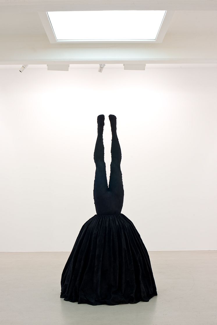 Charlotte Gyllenhammar, Night Descend, 2014, Brons, 220 x 125 x 106 cm, Firestorm Foundation, Stockholm. Foto: Stefan Bohlin