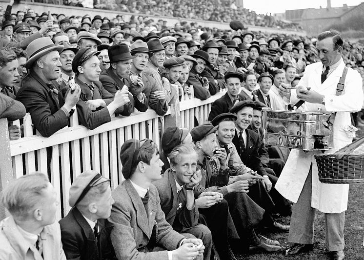 Försäljning av varmkorv på Gamla Ullevi, 1939.