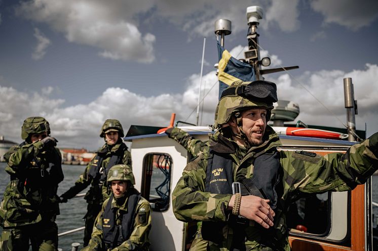 Hemvärnssoldater övar minfällning i Ystad som en del av Aurora 23.