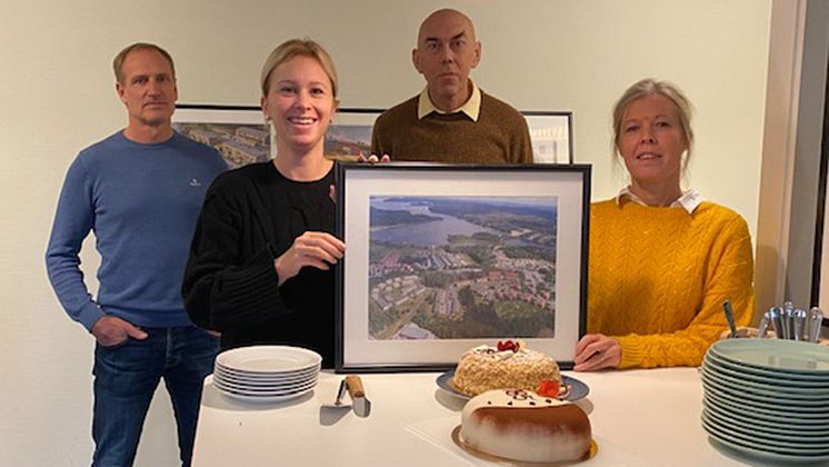 Produktionschef Michael Ekfeldt, projektledare Marina Gore, bostadsrättsekonom Kjell Hågbäck och kundansvarig säljare Sara Vilhelmsson firar försäljningen av det sista BoKlok-hemmet i Mariefred.