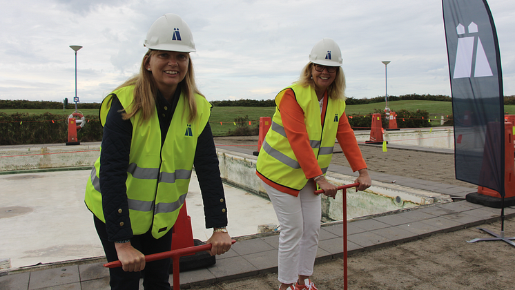 Christina Hanstål och Åsa Herbst under byggstart Vejbybadet