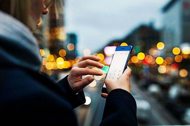 Woman_phone_street_lights