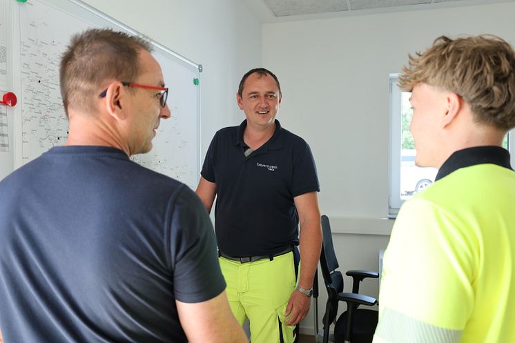 Servicetechniker Sebastian Tauber tauscht sich regelmäßig mit seinen Kollegen aus. 