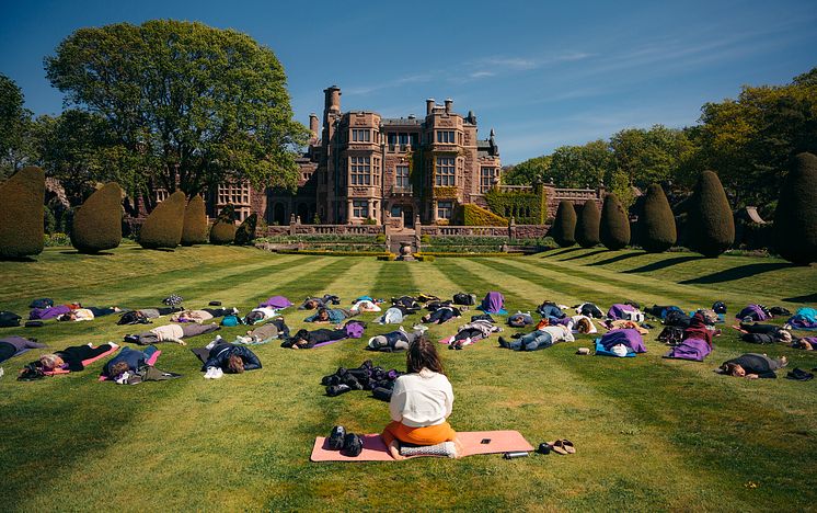 Yoga på paradgräsmattan