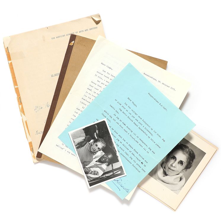 2 autographed letters from Karen Blixen to Viggo Kjær Petersen. + Isak Dinesen- 2 booklets. + 2 photographs.