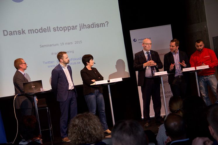 Seminarium om radikalisering, 19.3.2015. Matts Lindqvist, Jacob Bundsgaard, Mona Sahlin, Magnus Ranstorp, Robert Örell och Peppe Boroodjeeni.