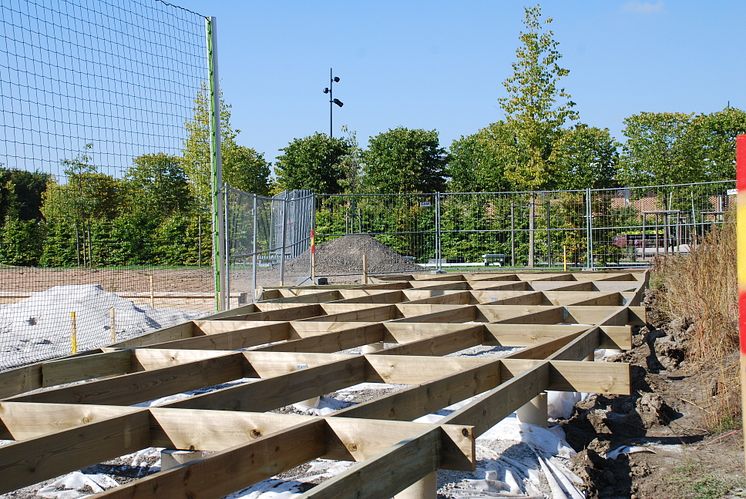 Bygge av soldäck vid beacharenan i Stadsparken