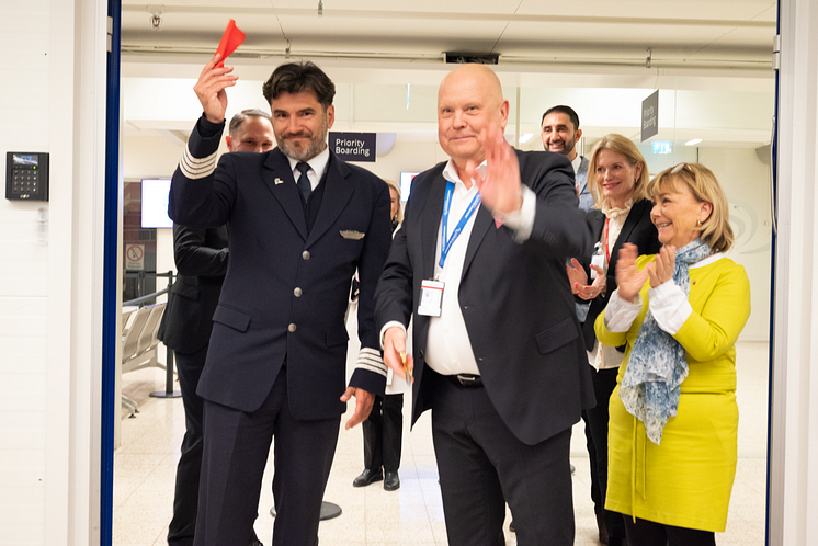 Kapten Jose Gabriel De Pablos Riera och Stockholm Skavsta Airports styrelseordförande Kjell-Åke Wwestin