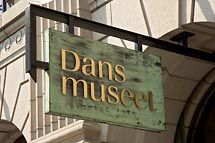 Dansmuseet entréskylt