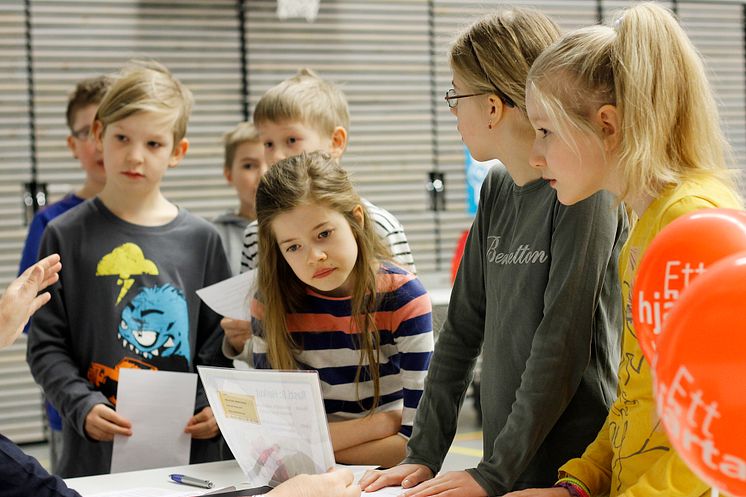 Metsokankaan yhtenäisperuskoulun kolmosluokkalaiset tutustumassa herkkurastii Neuvokas perhe -suunnistuksessa Oulussa