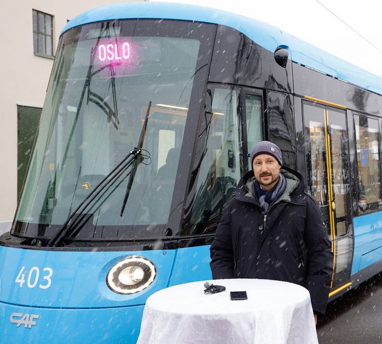 Kronprinsen besøker ansatte i Sporveien, på Holtet trikkebase, og får fremvist en av Oslos nye trikker