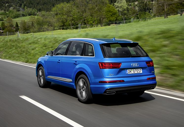 Audi Q7 in crystal effect paint finish Ara Blue