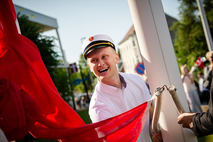 Mads Victor Nielsen var blandt de 4 første Tradium HTX studenter. Derfor kunne han traditionen tro kunne hejse skolens flag efter den sidste eksamen. 