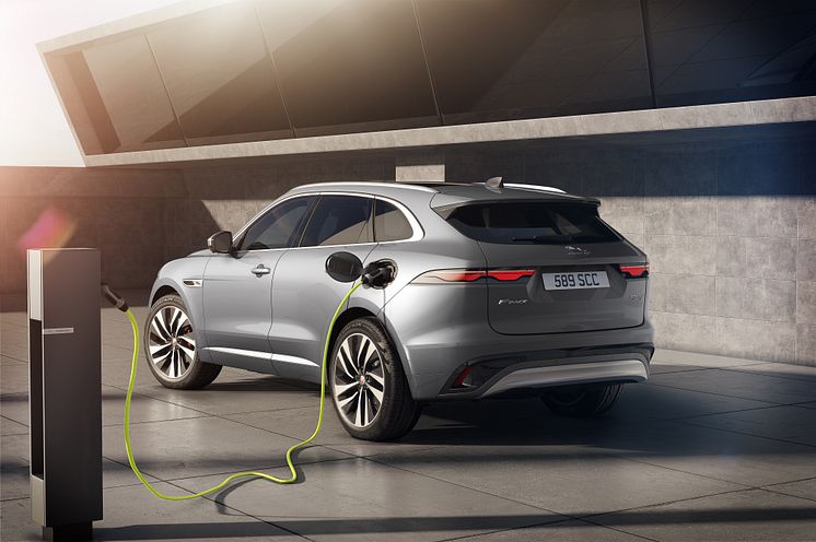 Jag_F-PACE_21MY_16_Studio_Exterior_Rear_3_4_PHEV_150920