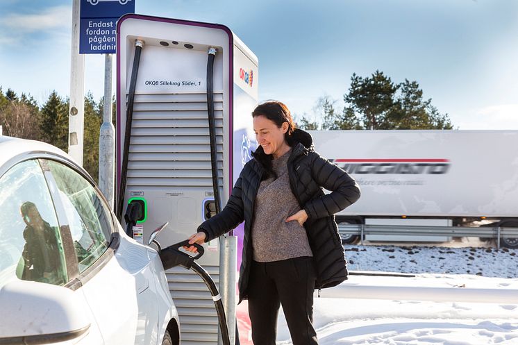 Jenny-Lo Markström laddar sin Tesla vid den nya supersnabbladdaren