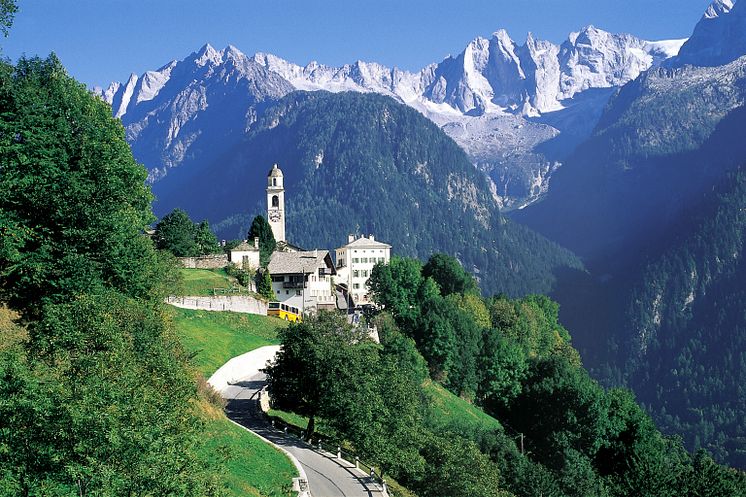Postauto im Kanton Graubünden in der Schweiz 