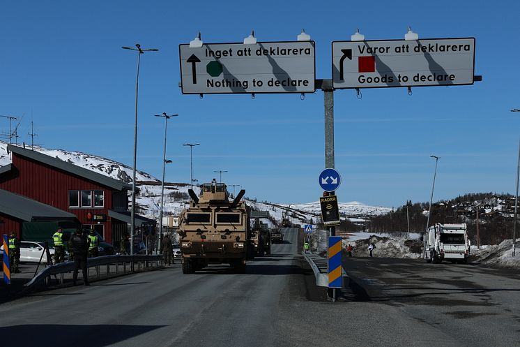 Amerikanska marinkåren passerar gränsen till Sverige.