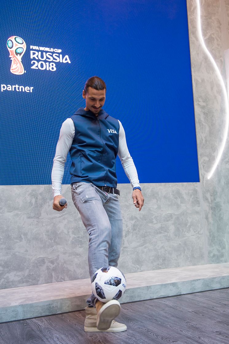 Zlatan Ibrahimović zeigt sein Können in der Visa Everywhere Lounge bei seiner Ankunft bei der FIFA Fussball-Weltmeisterschaft 2018 Russland™.