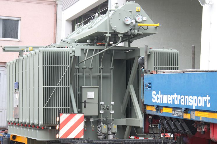 Zwei neue Transformatoren für Umspannwerk in Altdorf angeliefert.
