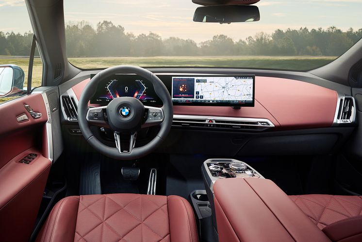 BMW iX xDrive60 i farven Arctic Race Blue
