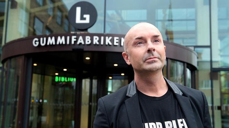 Initiativtagare Carl Helgesson framför Gummifabriken