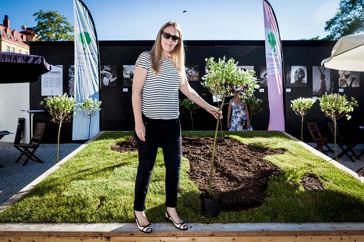 Karin Stenmar, miljöchef på Folksam, planterar träd i Almedalen