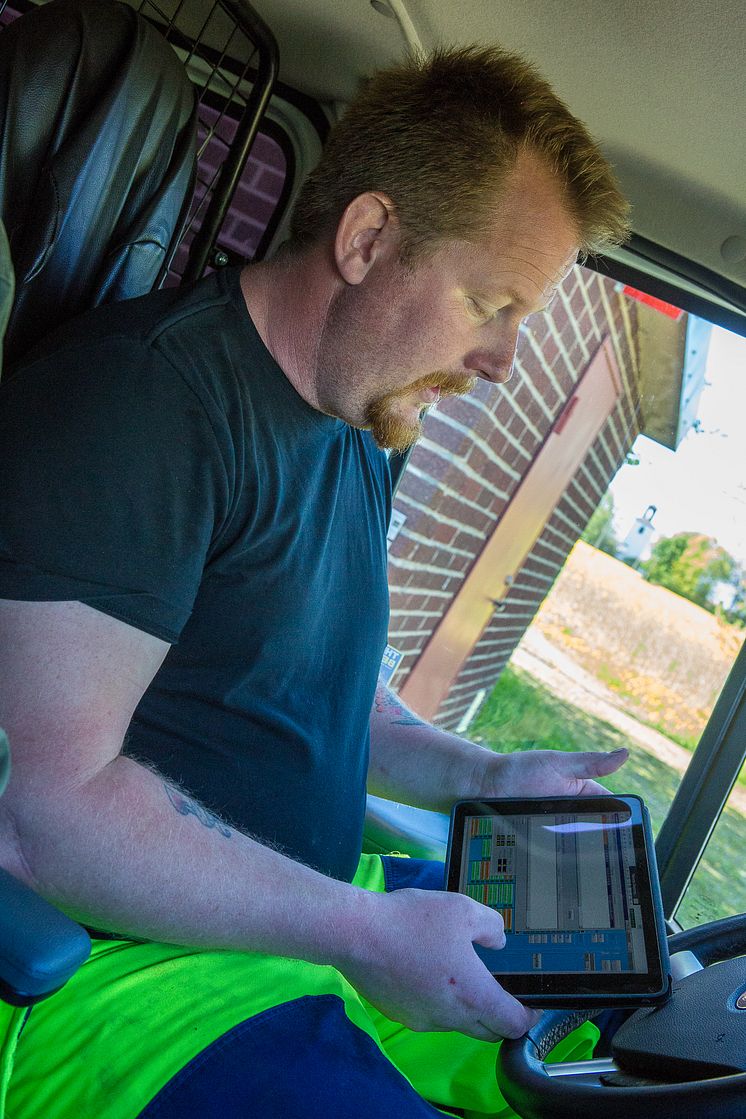 Avloppsteknikern Jerry Stjernström med iPad