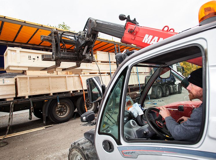 Digital Revolution, den första lastbilen med utställningslådor lastas av.