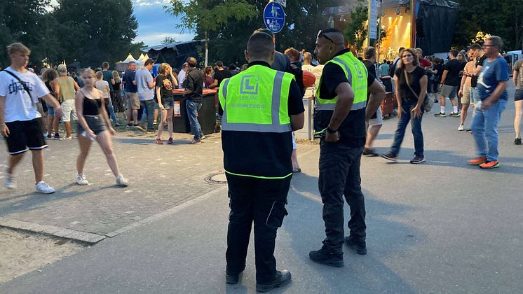 Lieblang Gruppe_Sicherheitsmitarbeiter_beim_Rundgang_Feldbühne_DAS FEST