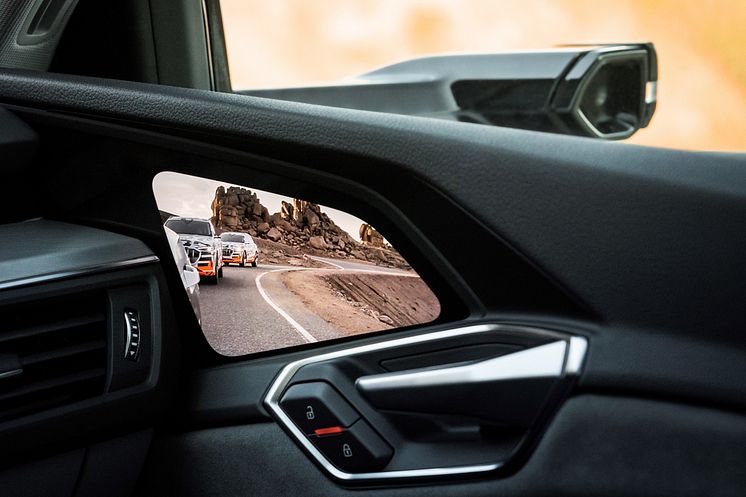 Audi e-tron prototype i rekuperationstest på Pikes Peak - virtuelt sidespejl
