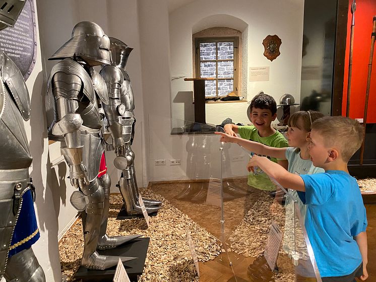 Turnierrüstungen mit Kindern der Kita Sonnenschein e.V. Drebach_Foto  ASL Schlossbetriebe gGmbH.JPG