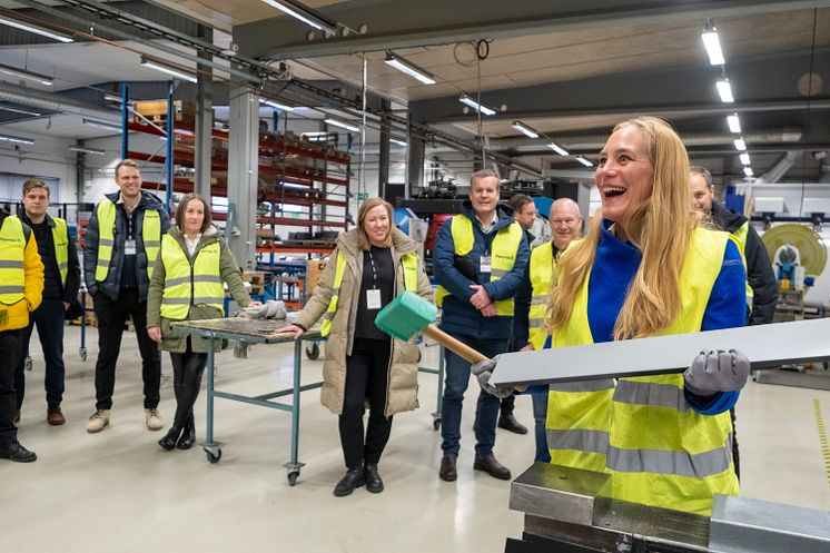OBOS kommunikationschef Karin Hellgren i Plannjas fabrik i Landsbro