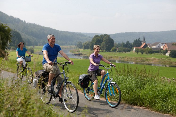 Radler auf dem Weser-Radweg