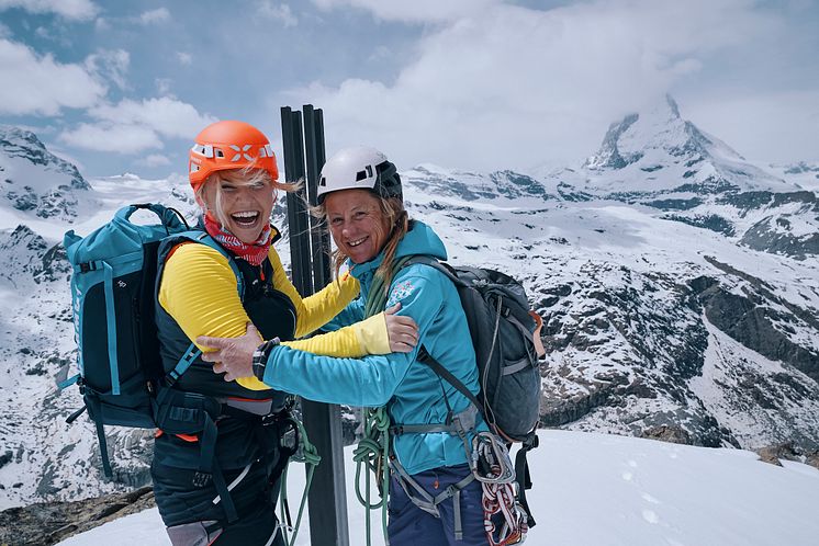 Beatrice und Suzanne, Riffelhorn Gipfel mit Matterhorn im Hintergrund (3), Zermatt, Wallis ©Schweiz Tourismus : Florence Gross